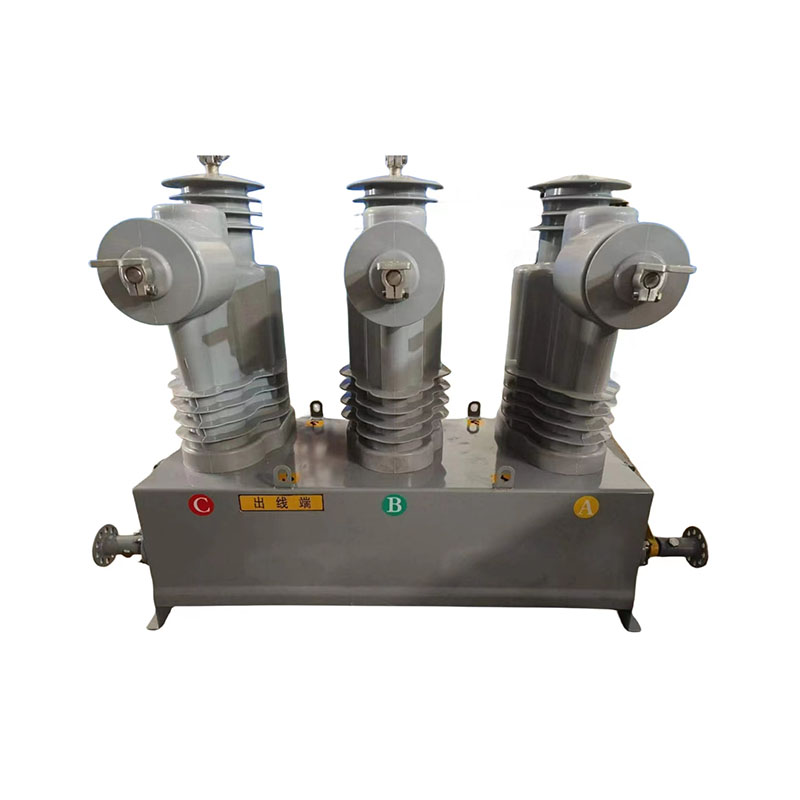 What are the structural and design advantages of primary and secondary deep integration built-in isolation type pole mounted circuit breaker products?